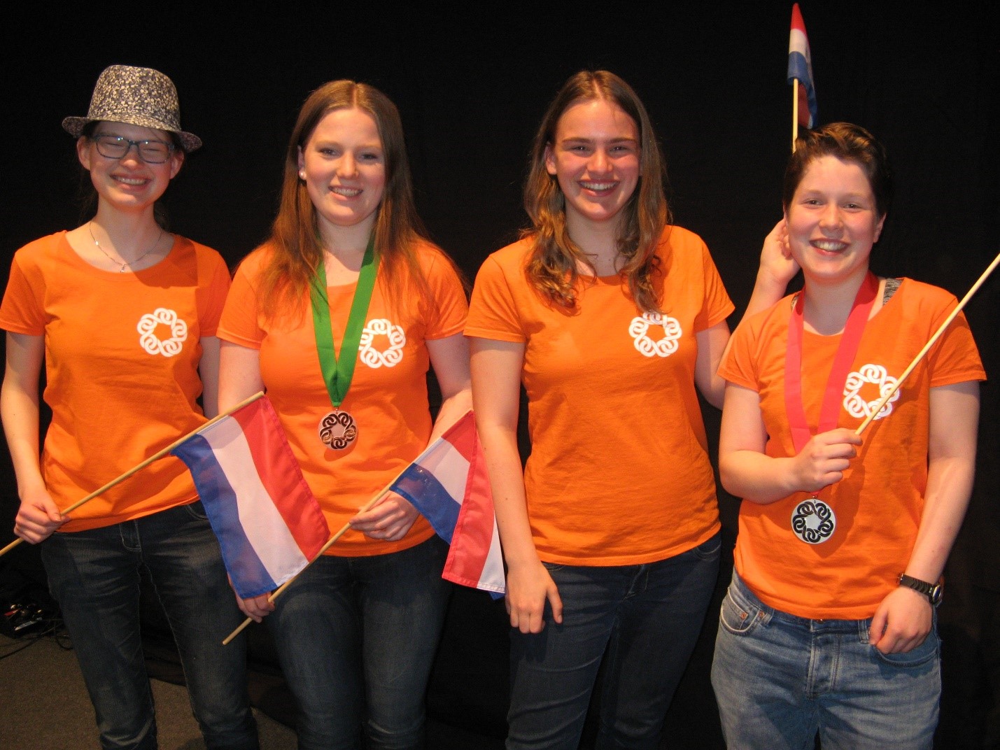 Het Nederlandse team met hun medailles. V.l.n.r.: Anouk, Esther, Aimée, Christel