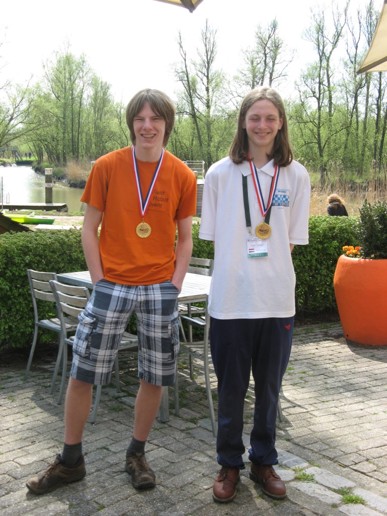 Winnaars van de gouden medailles Ragnar Groot Koerkamp (18) uit Opijnen en Peter Gerlagh (16) uit Tilburg bij de Benelux Wiskunde Olympiade in Dordrecht.